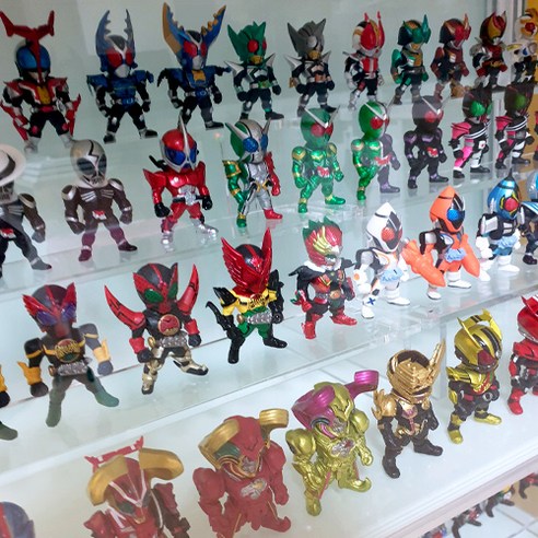 깔끔하고 세련된 전시를 위한 다목적 아크릴 계단식 진열대