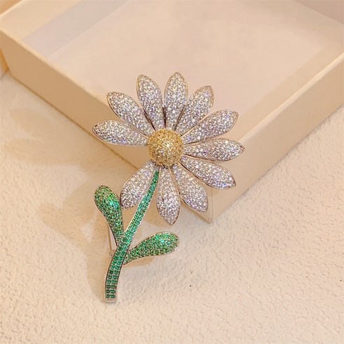 데일리룩에 사랑스러움을 더하는 마법, 데이지 브로치