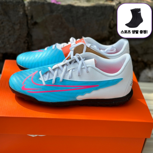 필드를 지배하는 날렵한 움직임, 나이키 팬텀 GX 클럽 TF: 섬세한 컨트롤과 폭발적인 퍼포먼스를 위한 선택 나이키팬텀풋살화