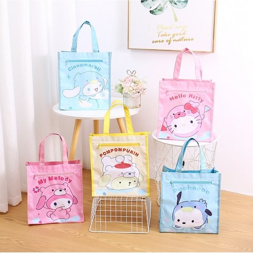 귀여운 산리오 캐릭터와 기능적인 디자인의 보조가방으로 학교와 일상을 밝혀보세요