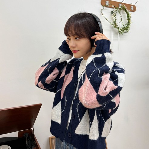 커밍투유 아가일 울 크롭 가디건