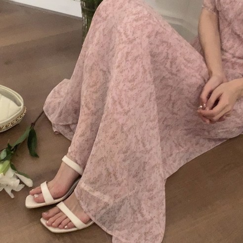 우아함과 여성스러움을 동시에 물씬 풍기는 여름 패션 아이템