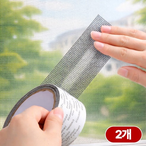 찢어진 창문 방충망을 임시 보수해 모기 유입을 줄이는 잘라 쓰는 접착 테이프입니다. - 1