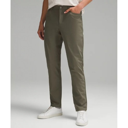 편안함과 스타일을 모두 갖춘 룰루레몬 남성 빅사이즈 ABC 클래식 핏 팬츠로 액티브한 라이프스타일을 완성하세요.