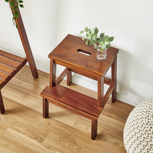나인홈 원목 스텝스툴: 자연을 닮은 공간 속 실용적인 예술 사다리의자