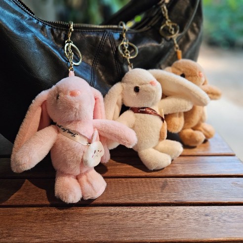 사랑스러운 핑크 토끼 키링으로 밋밋한 가방에 포인트를 더해보세요!