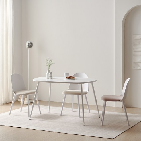 좁은 공간을 넓고 화사하게 만들어주는 쉬얼 타원형 화이트 식탁