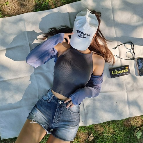 여름을 더욱 특별하게 만들어줄 로미 홀터넥 크롭 나시 탑