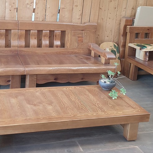 전통의 아름다움과 현대의 기능성을 갖춘 원목 좌탁