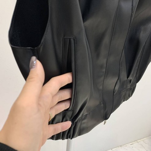 유니크한 디자인의 블랙 조끼 베스트