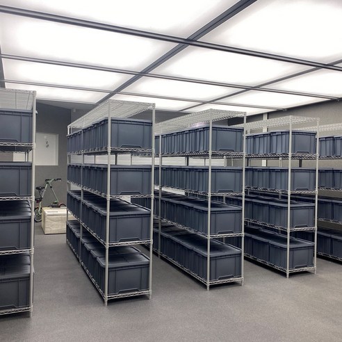 모던한 스타일과 기능성을 갖춘 다재다능한 코랙 선반형 메탈 선반진열대