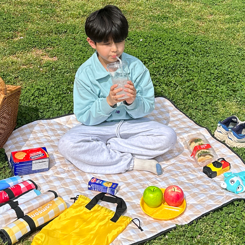 편리한 휴대성과 양면 방수 기능으로 야외 활동에 적합한 1인용 돗자리