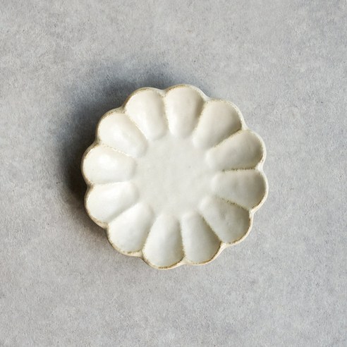 섬세한 아름다움으로 식탁을 물들이는 카네코 코효 링카 원형 접시