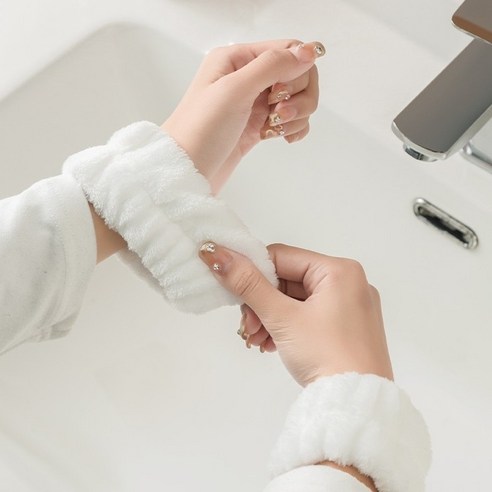 촉촉한 피부, 뽀송한 손목, 루디아 세안 손목밴드로 완성하세요!