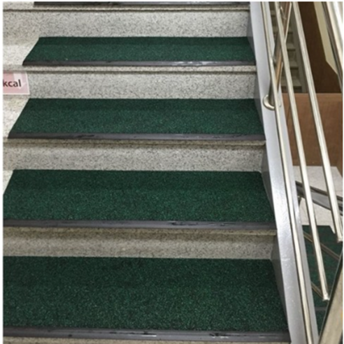 안전한 계단 환경을 제공하는 물빠지는탄성매트