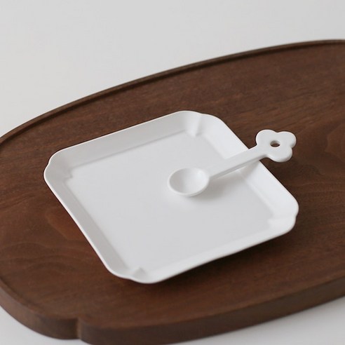 일상에 예술을 더하는 무자기 심보근 작가의 사각접시 M