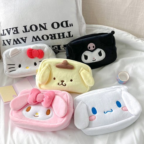 산리오 캐릭터의 사랑스러움과 편리함이 어우러진 귀여운 파우치