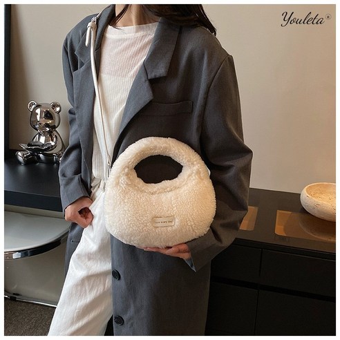 고급스러운 밍크 퍼와 실용성이 완벽하게 조화된 유레타 반달백 뽀글이 크로스 털가방