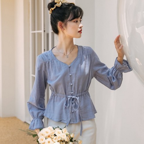 SU 블루 V 넥 벨 슬리브 셔츠 여성 봄 의류 디자인 감각 틈새 새로운 달콤한 프랑스 스타일 세련된 탑