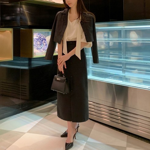 다양한 스타일을 연출하는 고퀄리티 새틴 블라우스