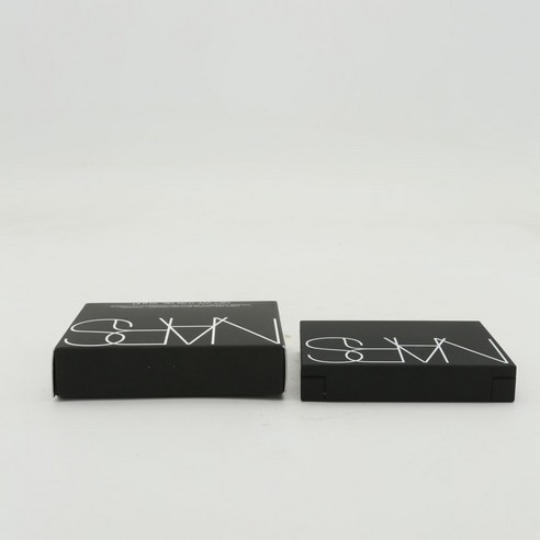 나스 라이트 리플렉팅 파우더, 뽀송함과 광채를 동시에!