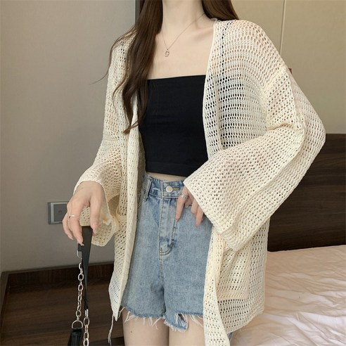 여름의 시원함과 스타일을 동시에 즐길 수 있는 에이델린 여리핏 로지 썸머 그물 가디건