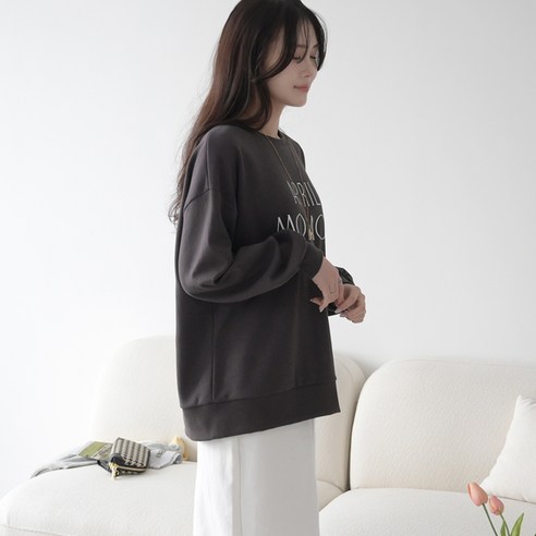 봄가을철 스타일리시한 여성 맨투맨