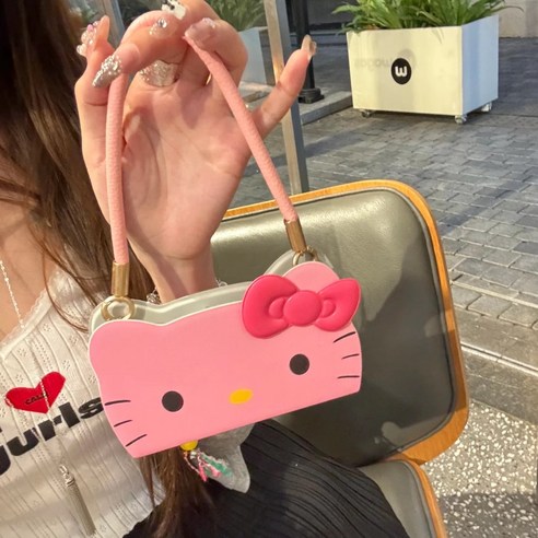 추억과 트렌드의 완벽한 조화, 키티 플립 폰케이스로 아이폰을 더욱 특별하게 헬로키티플립케이스