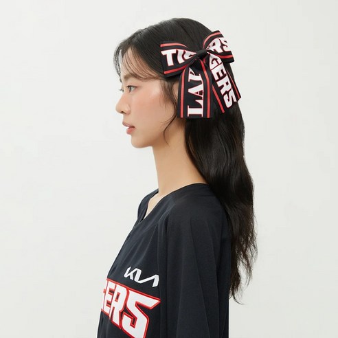 오늘따라 유난히 예뻐 보이고 싶은 날, LAP X KBO 레터링 리본 머리핀 어때? 야구리본