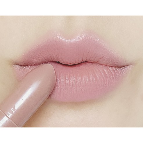 매력적인 핑크 계열과 매트한 발림성의 아미옥 스트롱픽스 립스틱으로 매혹적인 입술을 연출하세요.