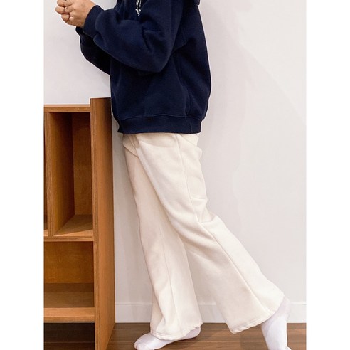 한겨울에도 따뜻하고 편안한 착용감을 제공하는 코즈 벨로아 부츠컷 바지