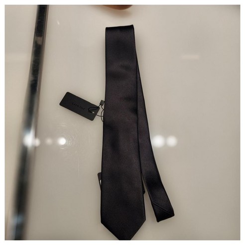 프라다 사틴 넥타이, 남자의 품격을 완성하다