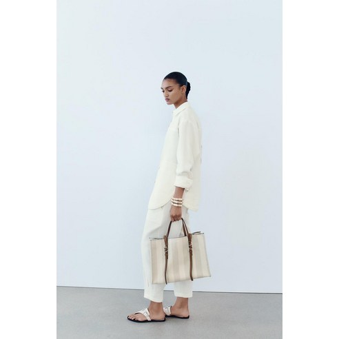 스트라이프의 매력으로 어떤 의상도 세련되게 업그레이드하는 자라 여성 스트라이프 토트백