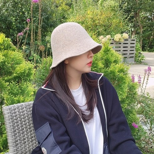 다운톤 컬러감의 가을 겨울모자