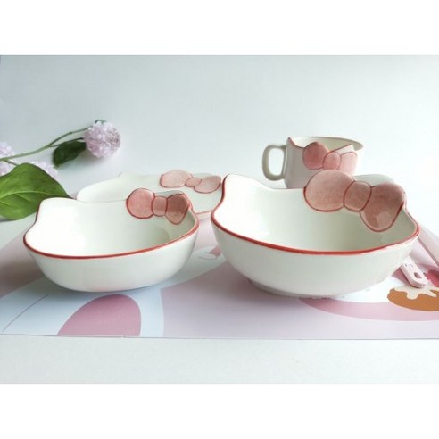 핑크 고양이와 함께하는 행복한 식사시간