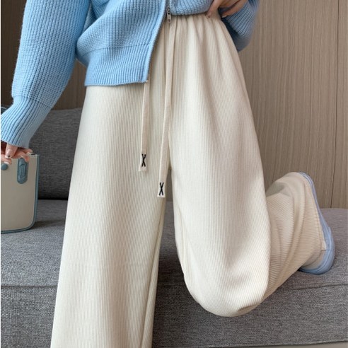 포근함과 스타일을 한 번에! 벨르엘르 기모 골덴 와이드 밴딩 팬츠로 겨울 스타일 완성!