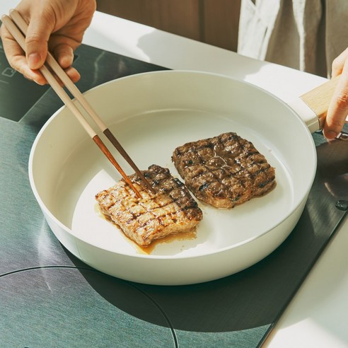 참숯으로 구워 풍미가 살아있는 바른밥상 수제 떡갈비, 냉동실 필수템!