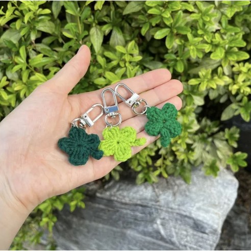 행운을 손에 쥐다: 네잎클로버 손뜨개 키링의 특별한 매력 뜨개질키링
