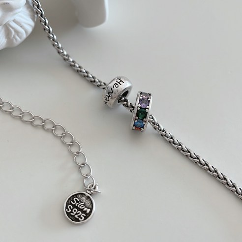 925 메탈 실버 참 장식 은팔찌는 참장식과 메탈 실버의 고급스러움을 느낄 수 있는 제품입니다.