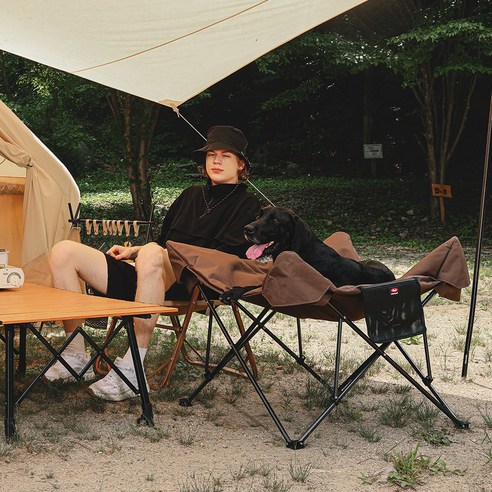 반려동물 캠핑을 위한 편안한 의자와 도그코트