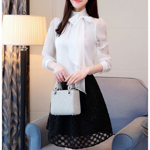 우아한 가을 패션을 완성하는 슬림소녀 여성 블라우스