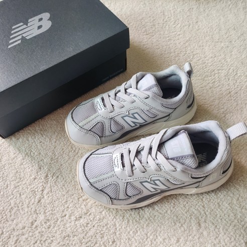 발걸음을 가볍게, 추억을 풍성하게: 뉴발란스 878과 함께하는 행복한 순간