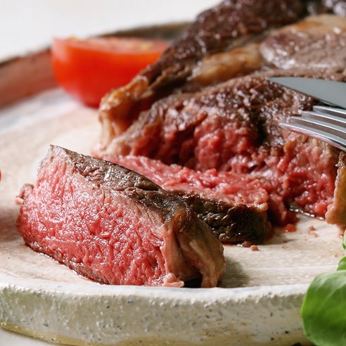 고품질 한우 스테이크, 가족과 함께 즐기는 맛있는 식사