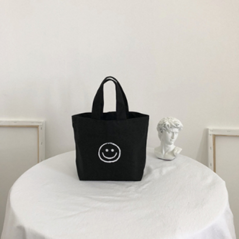 밝은 미소와 스타일을 한 번에 선사하는 스타일라이즈 스마일 캔버스 에코백