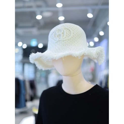 여름 햇살을 사로잡는 특별한 선택, 럭키슈에뜨 자수 포인트 라피아 햇 럭키슈에뜨모자