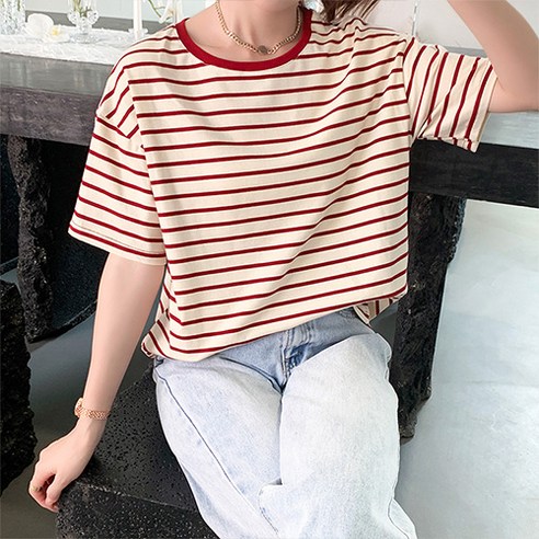 데일로엔의 컬러풀하고 통기성이 뛰어난 반팔 티셔츠로 여름 스타일을 업그레이드하세요.