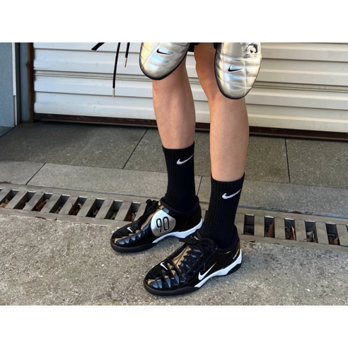 "축구화 디자인에 반했는데… 일상에서도 신을 수 있는 스니커즈 없을까?" 나이키 토탈 90, 그 해답이 될 수 있을까요? 토탈90풋살화