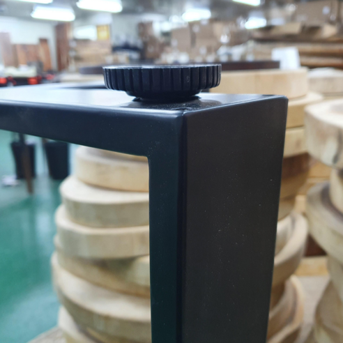 현대적인 디자인과 뛰어난 내구성의 A자형 식탁