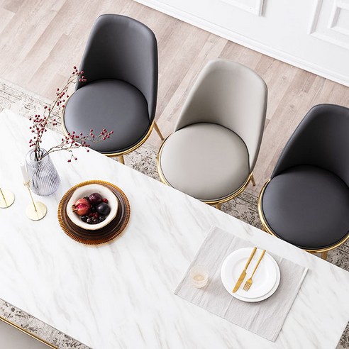 예술적 감각과 따뜻한 이야기가 흐르는 채우리 모딜리아니 대리석 골드 식탁