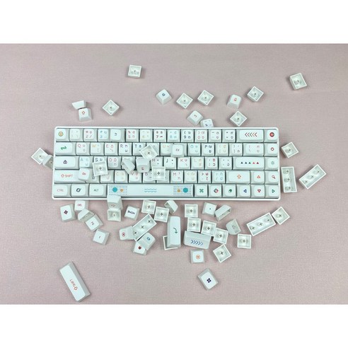 네온사인 디자인의 내구성 있고 편안한 XDA 키캡으로 키보드를 빛내세요.